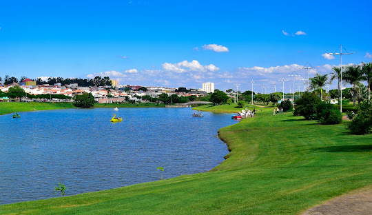 Imagem do parque ecológico com seus lindos lagos que cortam Indaiatuba